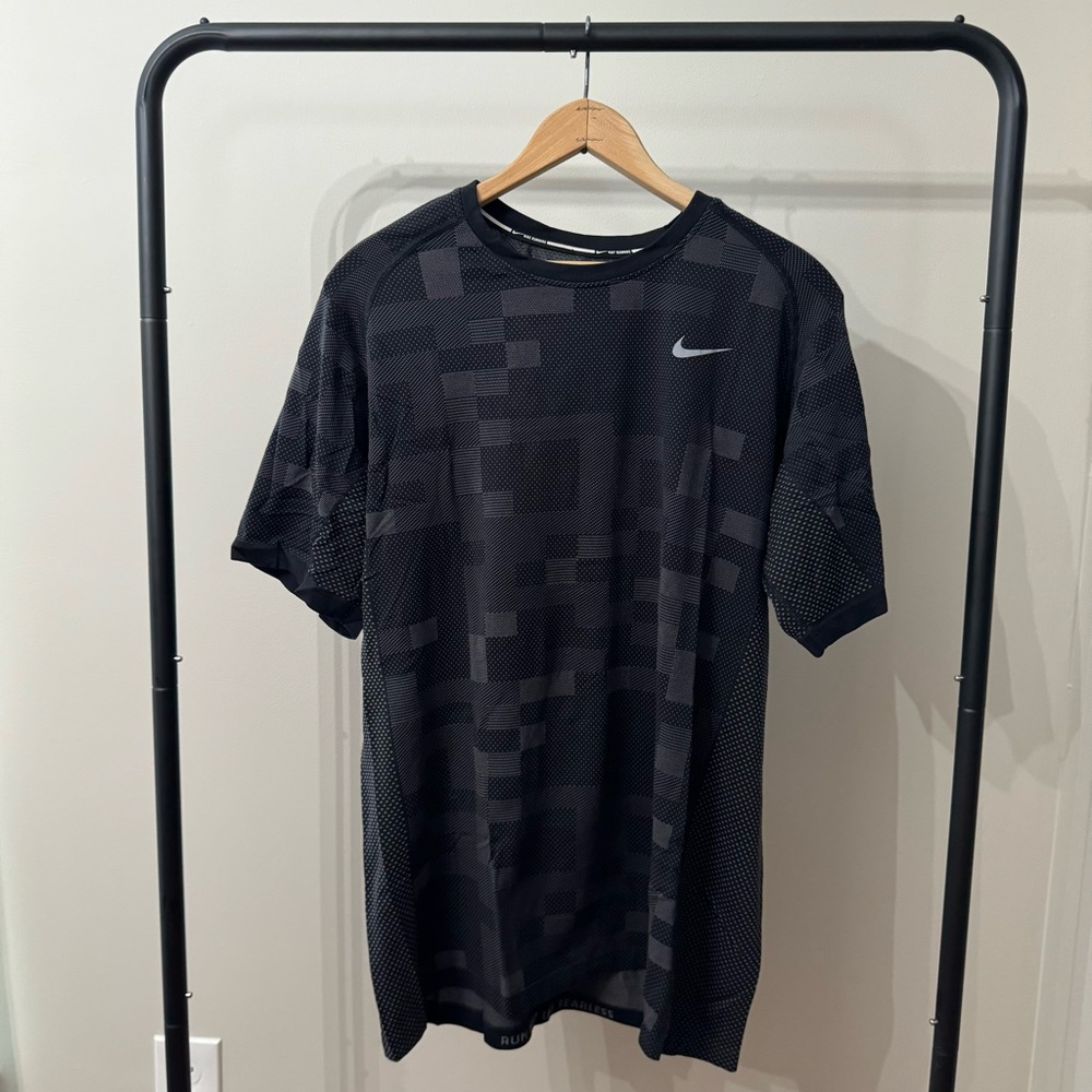 LARGE BLACK NIKE DRIFIT ACTIVE SHIRT